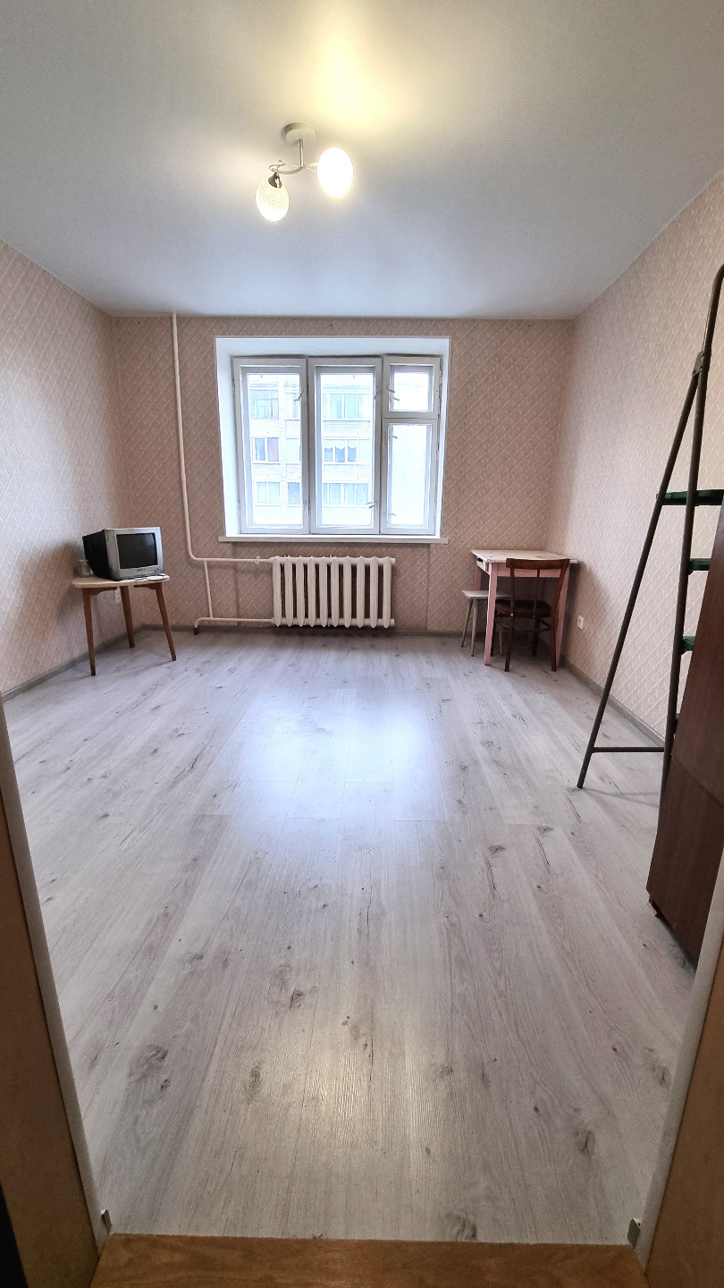 Продаётся отличная  комната  в кирпичном доме на 3 этаже 5-ти этажного семейного общежития по адресу г. Петрозаводск, район Голиковка, ул. Волховская д.4А, общей площадью 12,7 м2 (по документам).
Дом кирпичный, в комнате большое окно, которое выходит на солнечную сторону. На полу уложен ламинат, пот