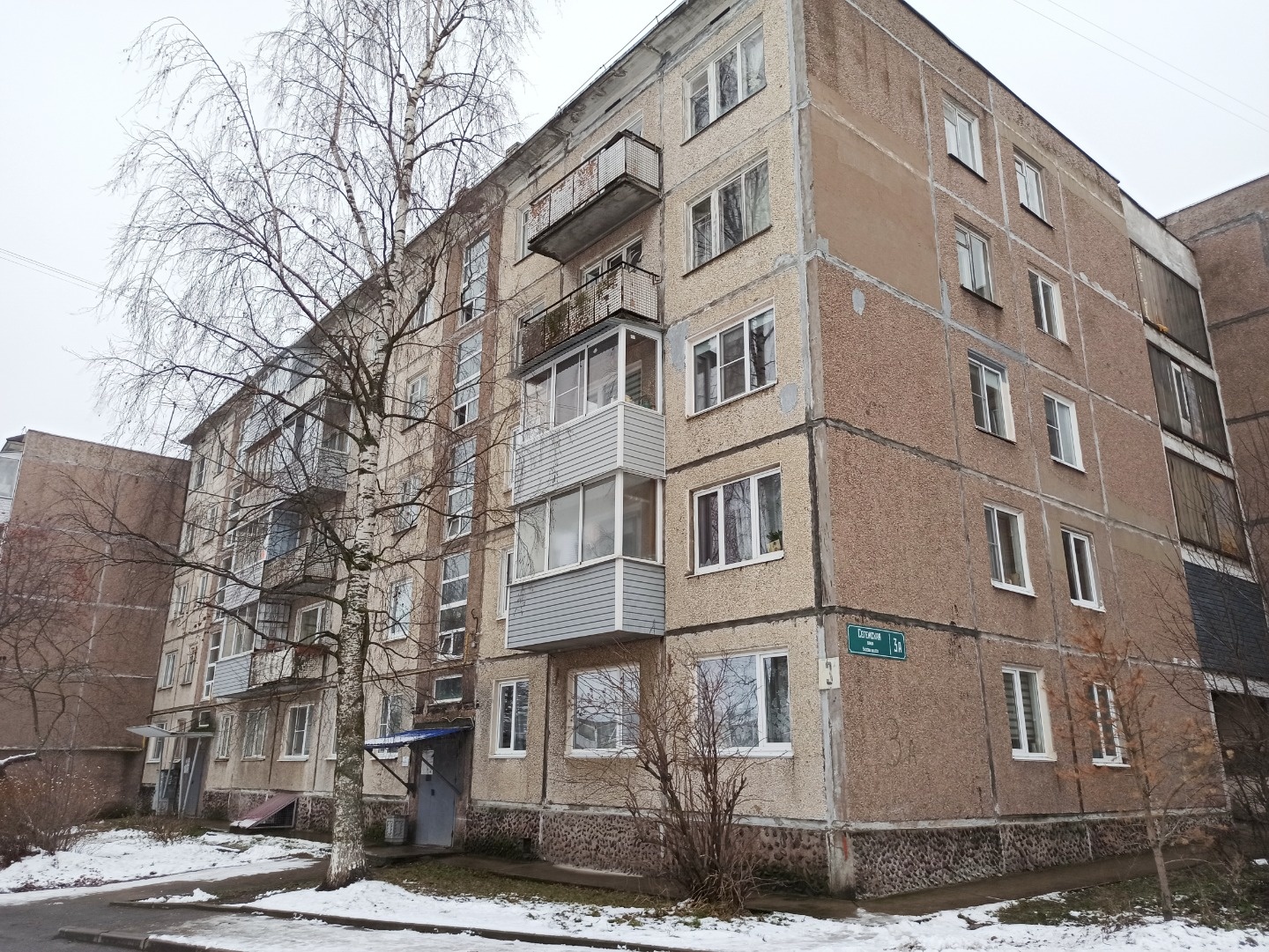 2-комнатная квартира с раздельными комнатами и балконом.

Продается 2-комнатная квартира в мкр-не Ключевая по ул. Сегежская, д. 3а
4 этаж 5-этажного панельного дома.

Центральная холодная вода, газовая колонка-автомат, центральное отопление.

Общая площадь квартиры –  48.9 кв.м , балкон 3 метра. (За