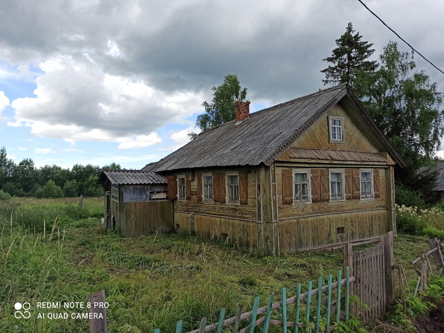 Продается жилой дом в деревне Нижняя Водлица, Вологодская область, муниципальный район Вытегорский, сельское поселение Оштинское, деревня Нижняя Водлица, тракт Архангельский.

Дом бревенчатый, двухэтажный (чердачное помещение) 1991 года постройки.

В доме выполнен косметический ремонт, дом теплый.

